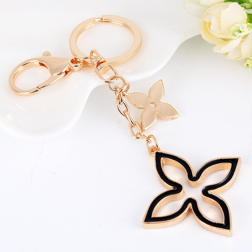 Yiwu small jewelry Korean version creative four-leaf clover car keychain pendant fashionable and exquisite women's bag pendant wholesale
