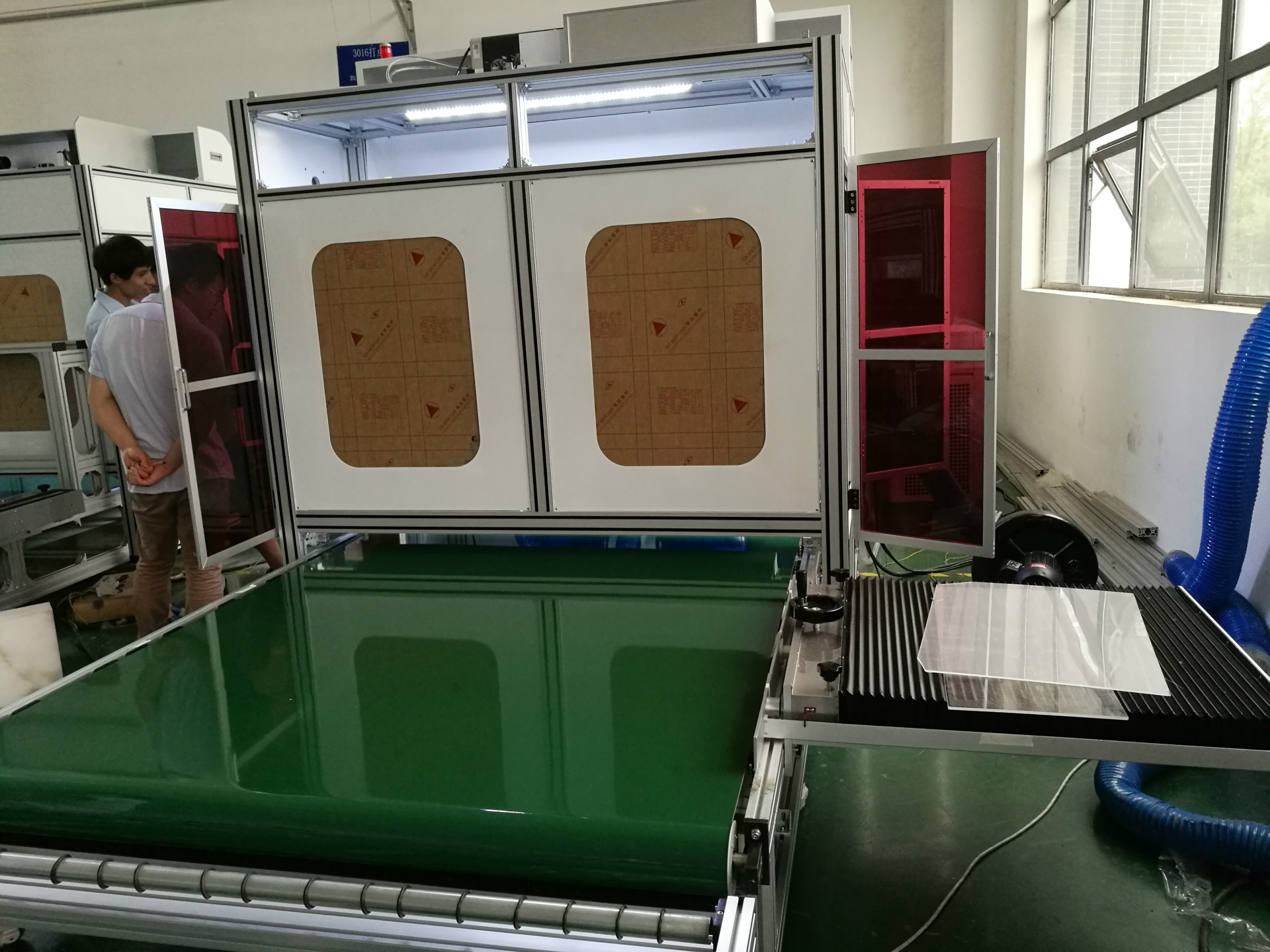 地铁站灯箱照明导光板激光打点机，大规格导光板加工免模板