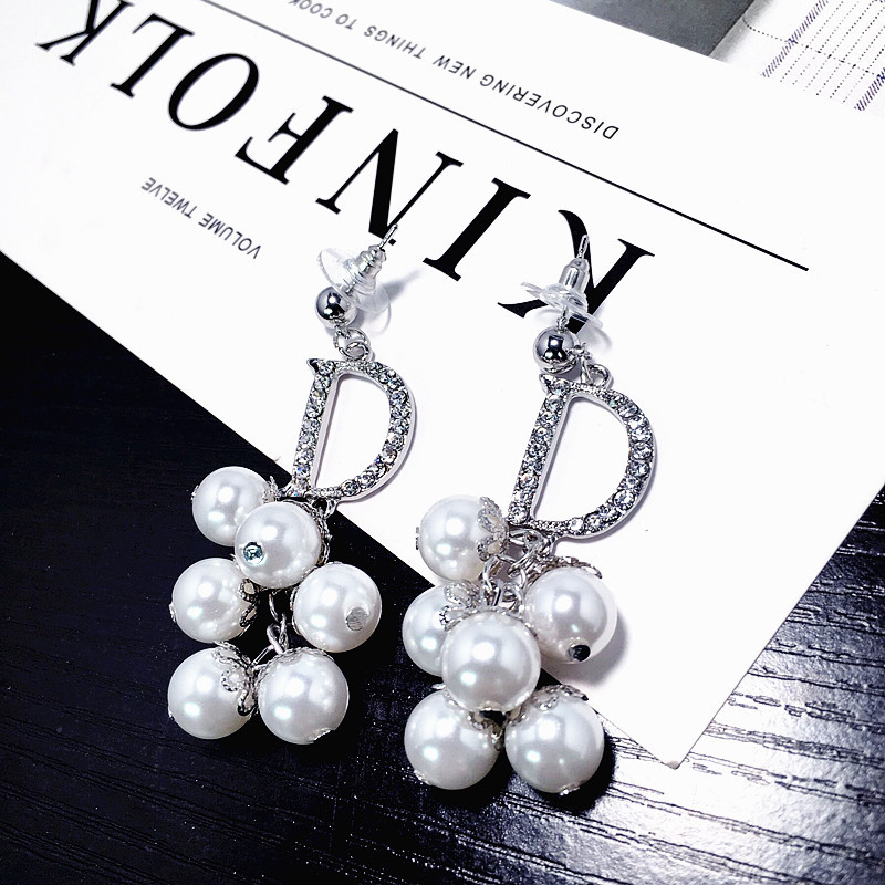 Corée Point Diamant Longue Chaîne De Perles Gland Magnifiques Boucles D'oreilles En Gros Nihaojewelry display picture 1