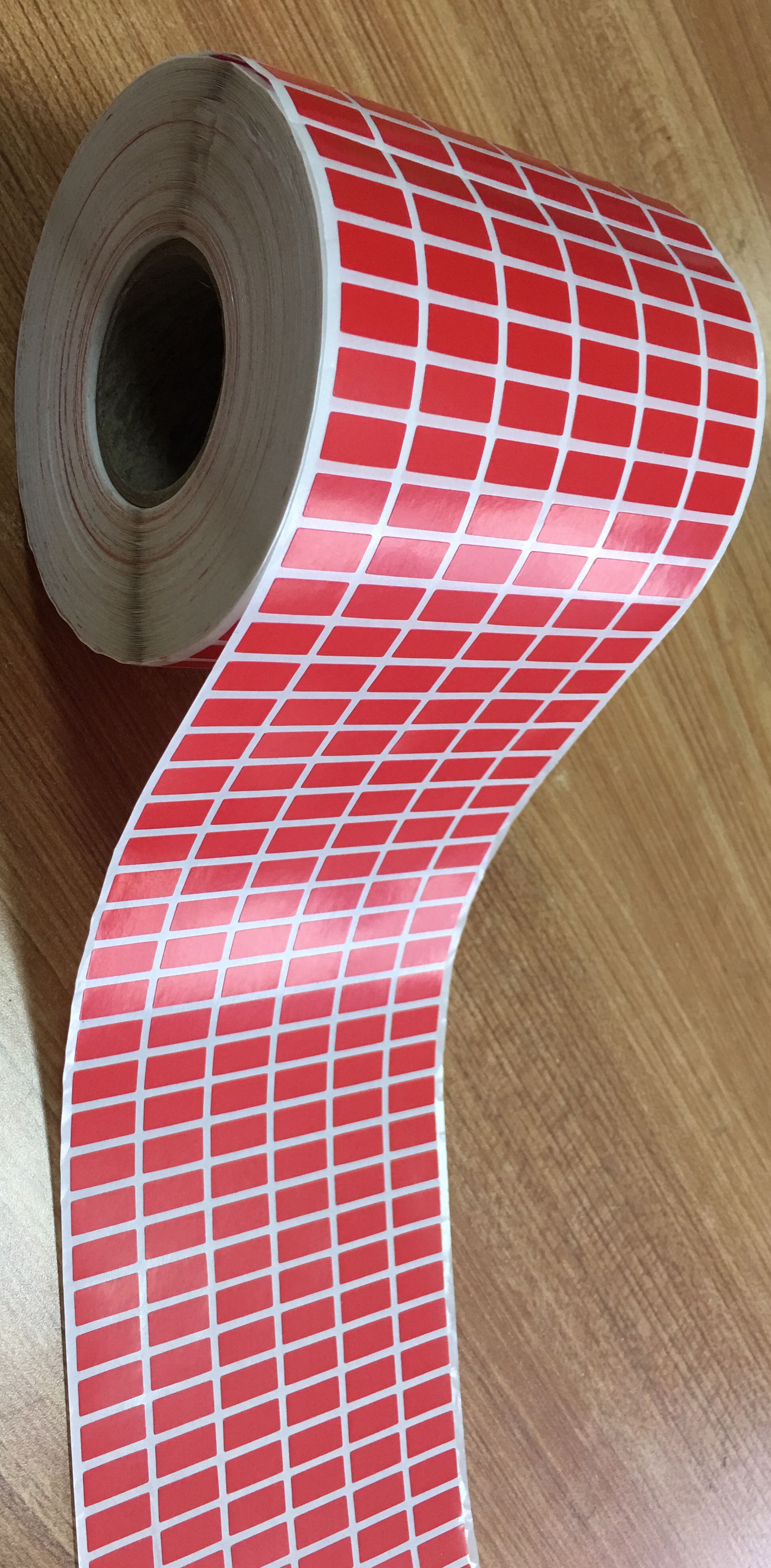 印制太仓市无基材自粘标签Fasson染红色PET标签15*7MM*30K管心40