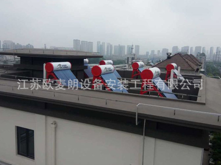 屋顶太阳能热水器单机工程 高层小区集中阳台壁挂太阳能厂家安装