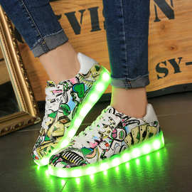 厂家直供夜光鞋批发七彩11模式发光鞋LED灯USB充电七彩款情侣板鞋