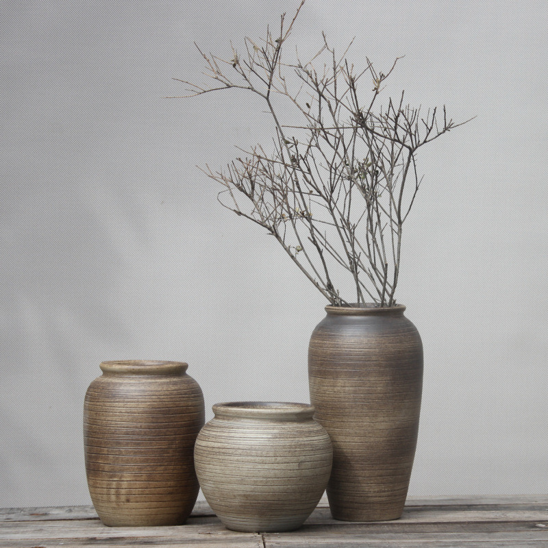 La literatura y el arte artesanales retro hacen tres conjuntos de jarrones, adornos y macetas artesanales en latas de cerámica seca de Old jingdezhen.