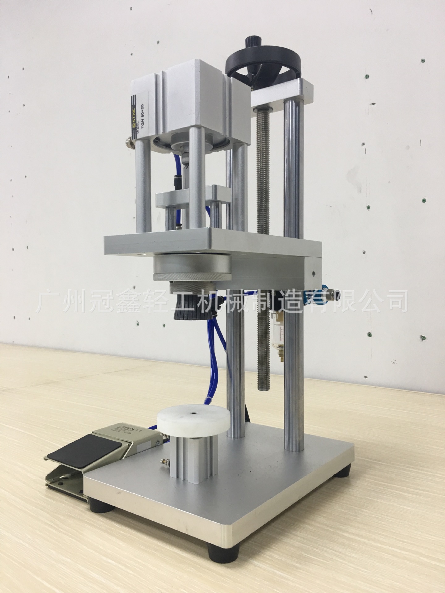 香水卡口瓶锁口机 玻璃瓶香水气雾剂扎口机 化妆品防晒喷雾封口机