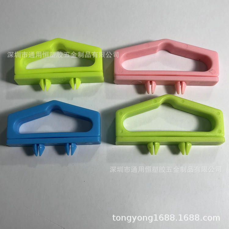 工厂定制颜色三角扣PP胶片挂钩展示塑胶挂钩货架包装盒飞机孔