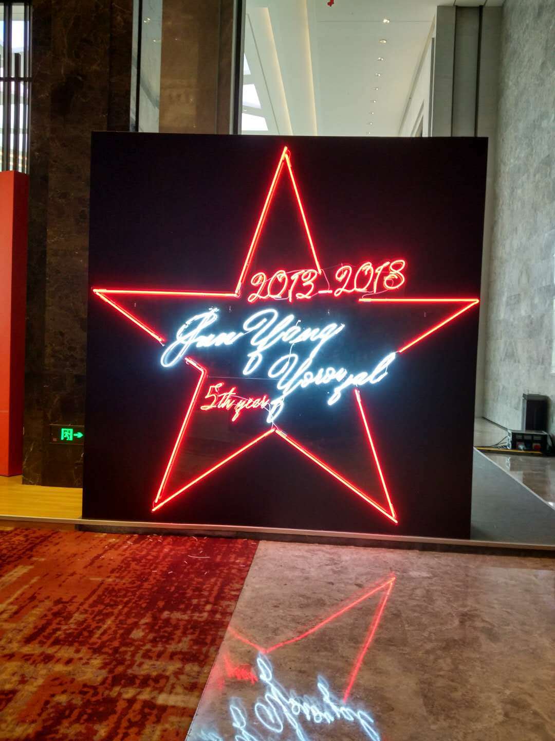 (2개) 네온 라이트 제품 에너지 절약 및 환경 보호 운송 편리한 배달 시간 짧은 색상 풍부한 실내 및 실외를 사용할 수 있습니다.