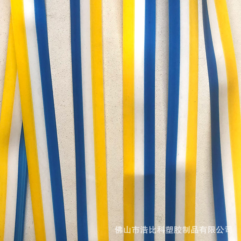 直销童车呼啦圈生产材料黄白蓝三色PE藤条超溥塑胶带塑胶仿藤批发