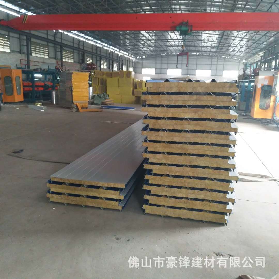 长期供应玻璃棉夹心彩钢瓦屋顶瓦彩钢屋面瓦包送货岩棉隔热彩钢板