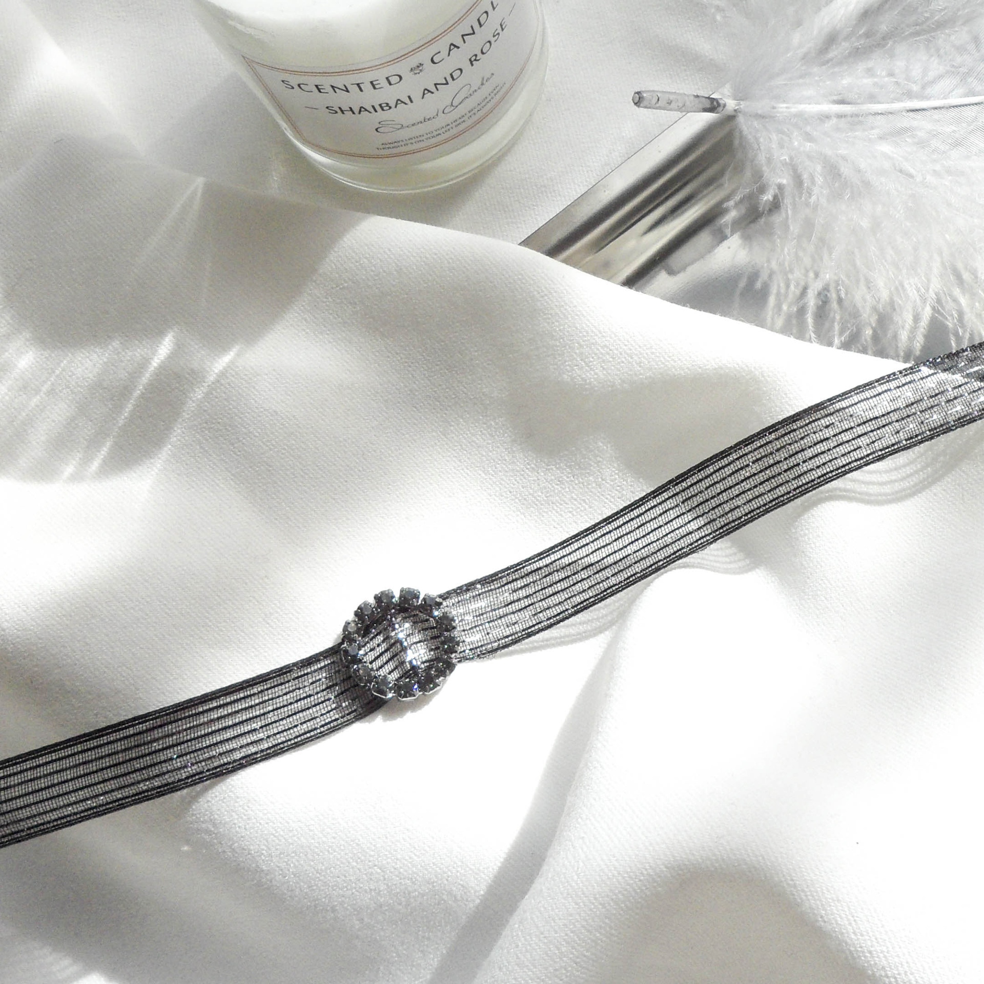 Colar choker elegante preto com diamantes cintilantes_voghion.com