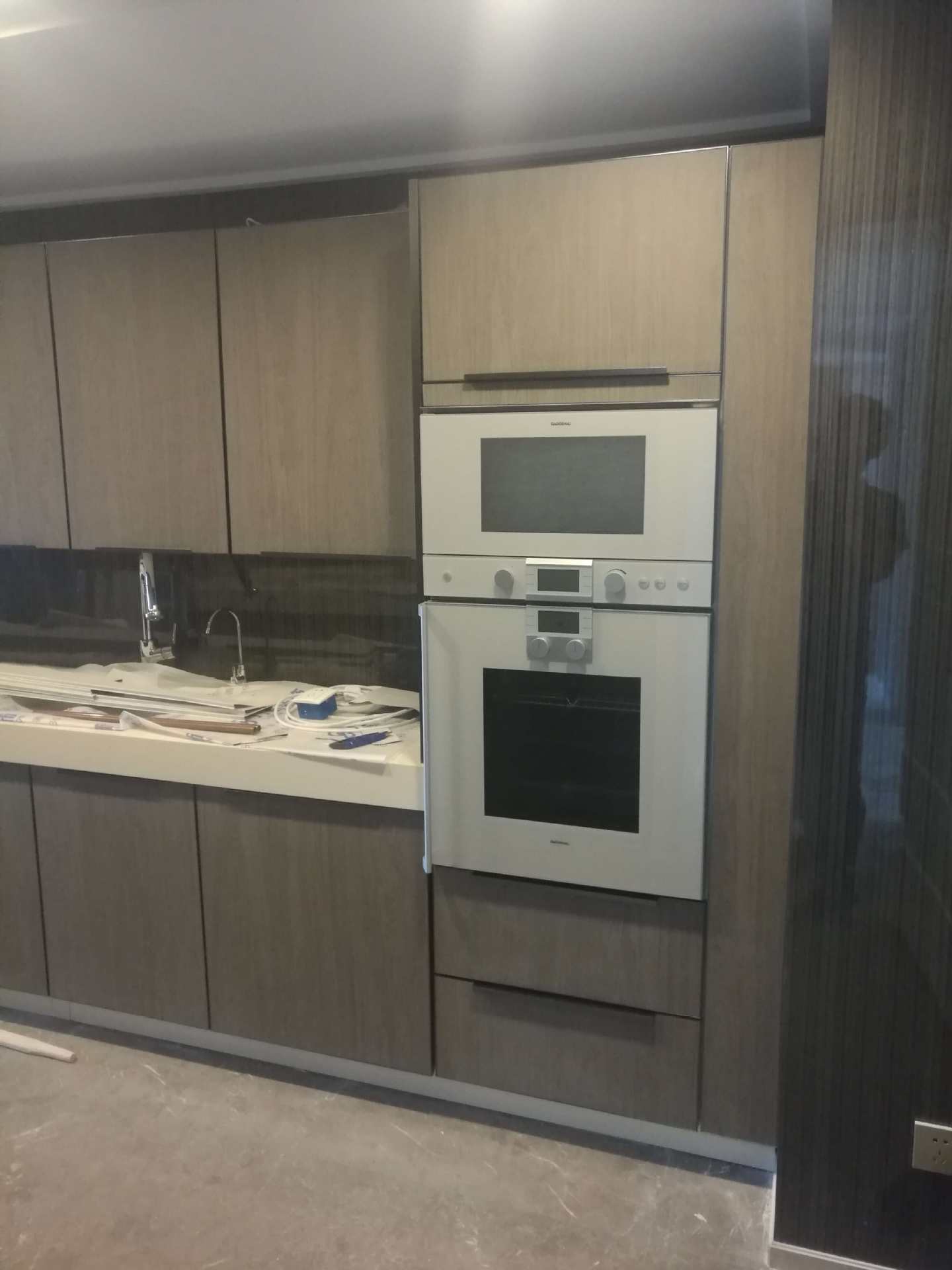 橱柜衣柜定制经典L型拉手可做吊柜橱柜地柜衣柜 纳米隐框玻璃门板