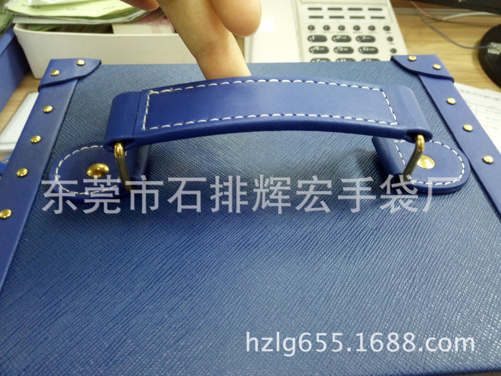东莞手袋厂生产高档礼品盒皮手提带皮手挽带拉手纸盒木盒铁盒皮带