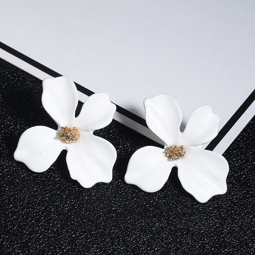 Fashionable flower earrings, sweet and versatile