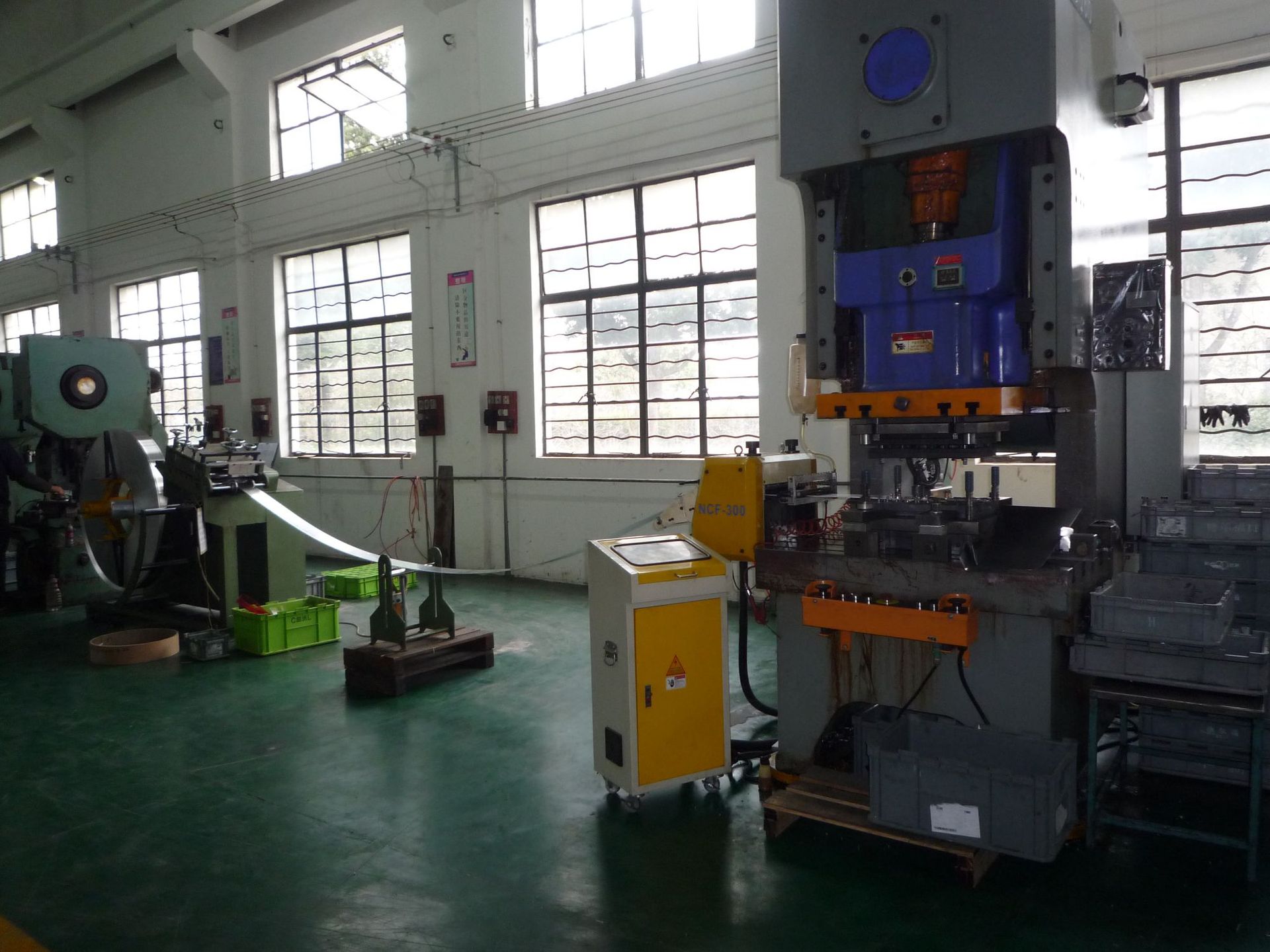 上海合页冲压自动送料机 相框冲压伺服滚轮送料机 丰甲数控送料机