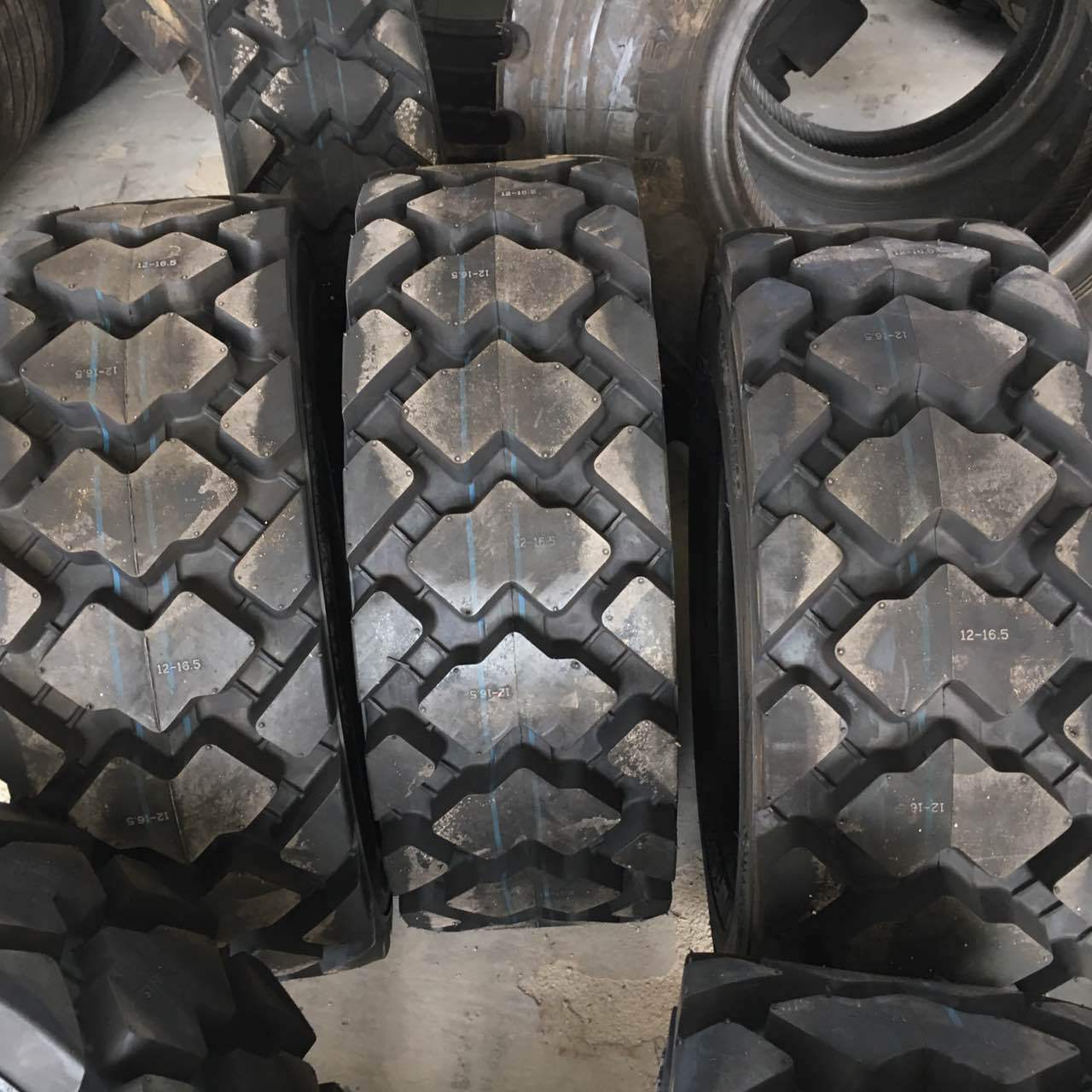 现货销售 12-16.5 前进山猫滑移式装载机 R-4花纹轮胎 耐磨防滑