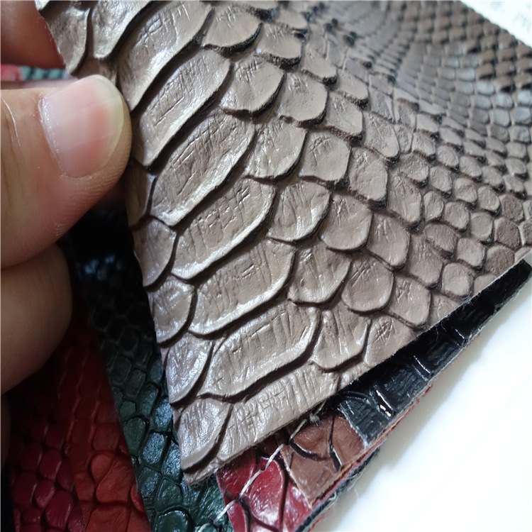 现货蛇纹皮革面料pvc人造革箱包鞋材仿真皮材料硬包装饰家居革
