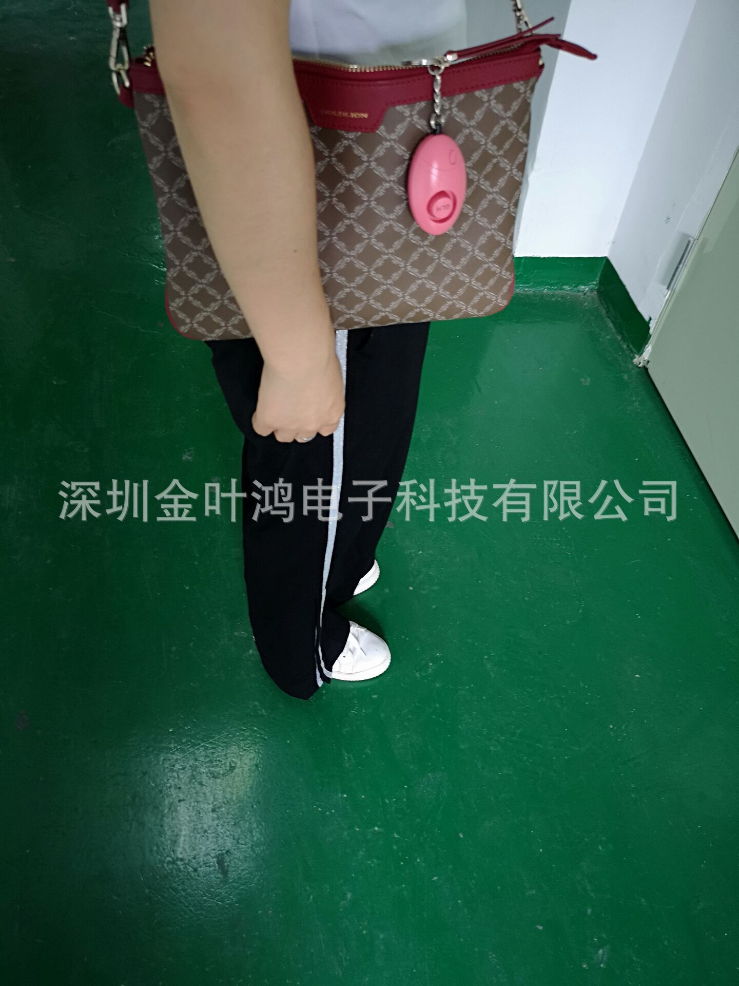 女子防身防狼器个人报警器背包警报器LED背包个人报警器，防狼器