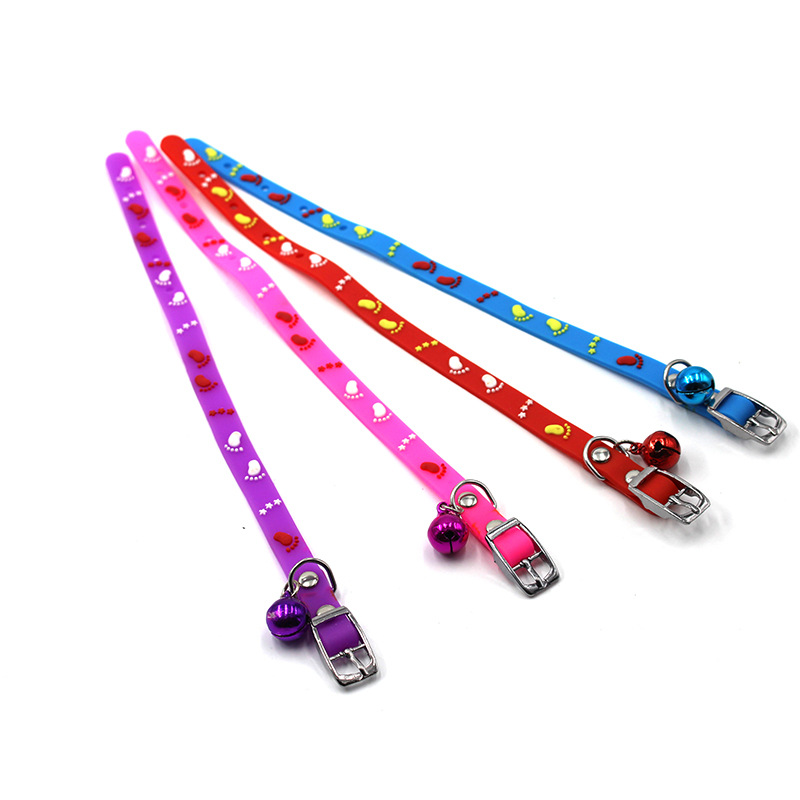 Nuevo collar de mascotas collar de gatos collar de silicona con campana collar de huellas de pies collar de perros pequeños artículos para perros y gatos