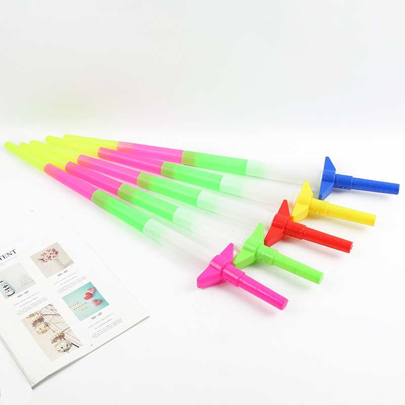 Fábrica directa de emisión de luz de juguete espada creativa de cuatro secciones palo de color palo telescópico LED Flash Stick puesto de suministro