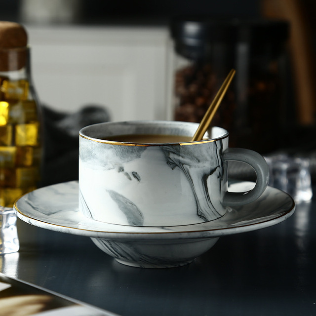 Bắc Âu tối giản màu cẩm thạch sáng tạo gốm cốc cà phê và đĩa phù hợp với chiều English trà mạ vàng tách và đĩa Bộ cốc