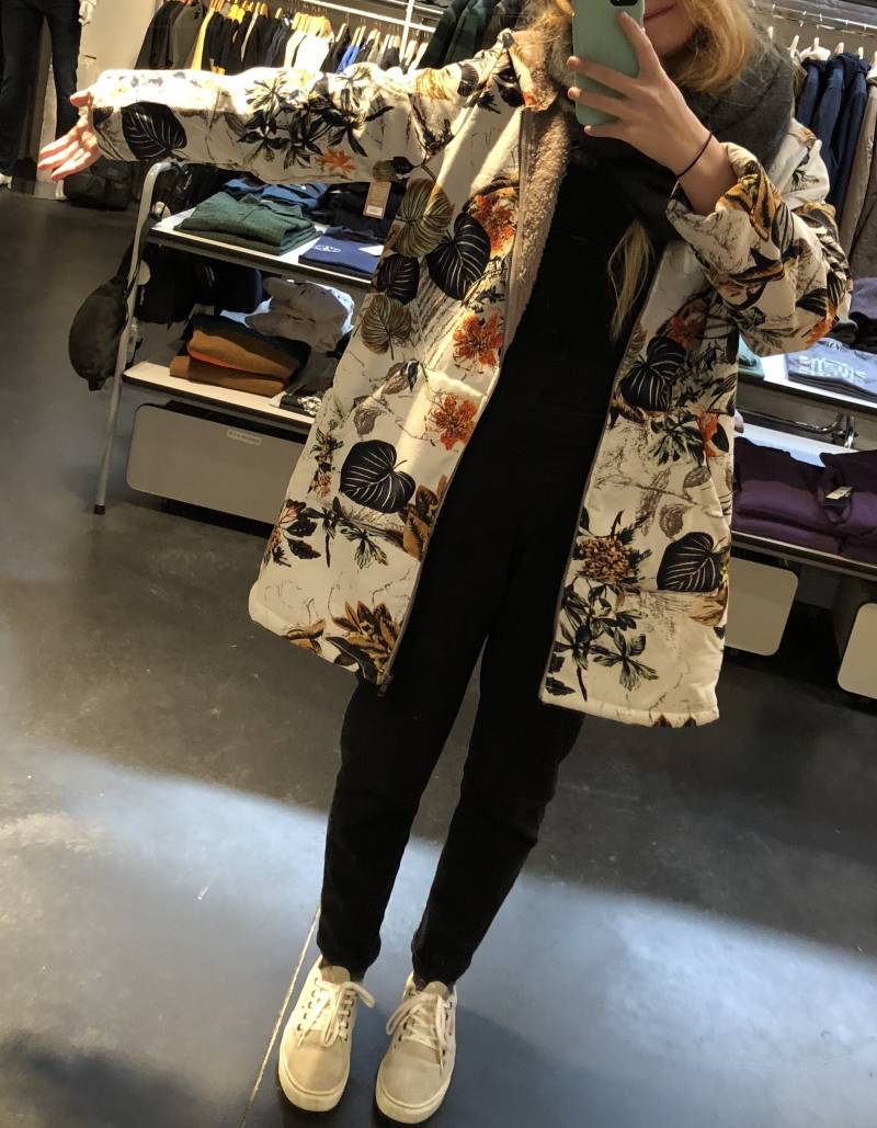 Foto real de abrigo de algodón compuesto grueso con capucha y cremallera de manga larga para mujer, abrigo de algodón de longitud media con estampado de Amazon image 4