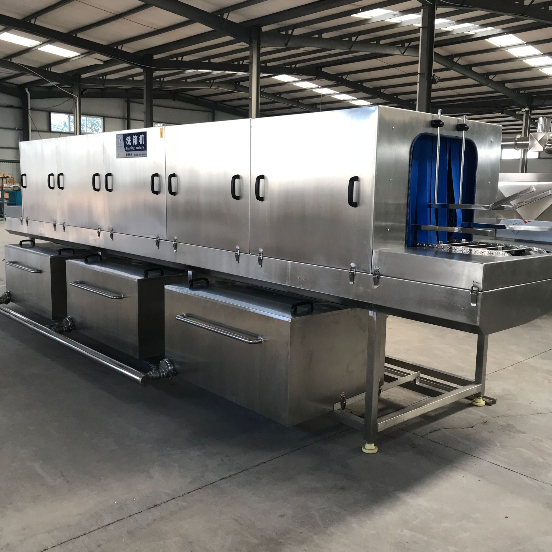 周转筐高压喷淋清洗机 苏料盘蔬菜筐自动清洗机 连续式洗箱机