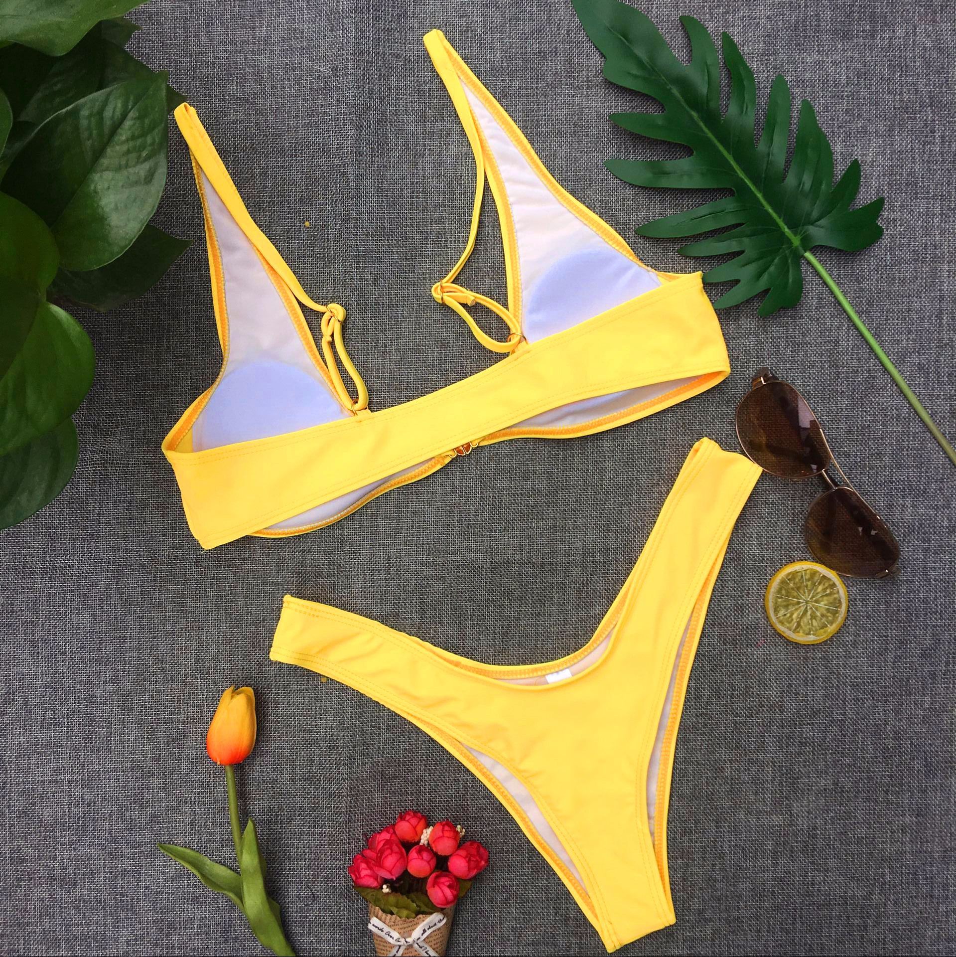 Einfacher Einfarbiger Bikini Mit Goldenem Verschluss, Geteilter Badeanzug Bikini display picture 3