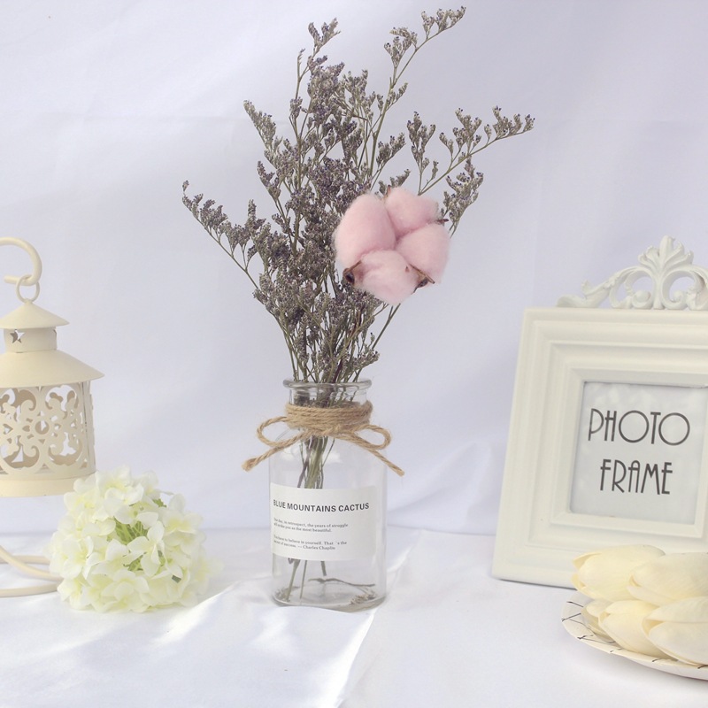 Accessoires photo style nordique : bouquet de fleurs séchées, fond mural, décoration intérieure, poses._voghion.com