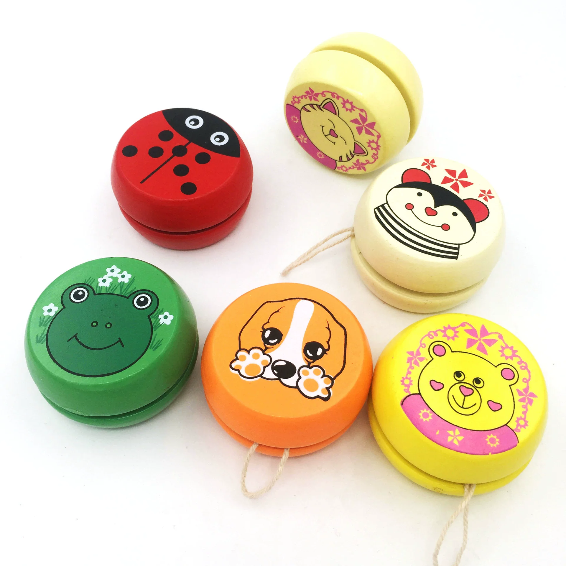 Wooden yoyo toy, 6 cm diameter, animal prints (lion, tiger, bee, butterfly), string control