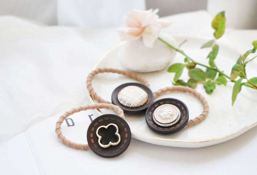 Natural Log Buttons Small Hair Ring Hair Rope Four-leaf Clover Korean Head Rope Rubber Band Hair Ring display picture 1