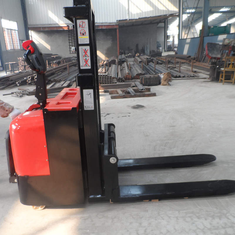 2吨2米自走式全电动堆高车 电动升降叉车 插腿式全电动叉车