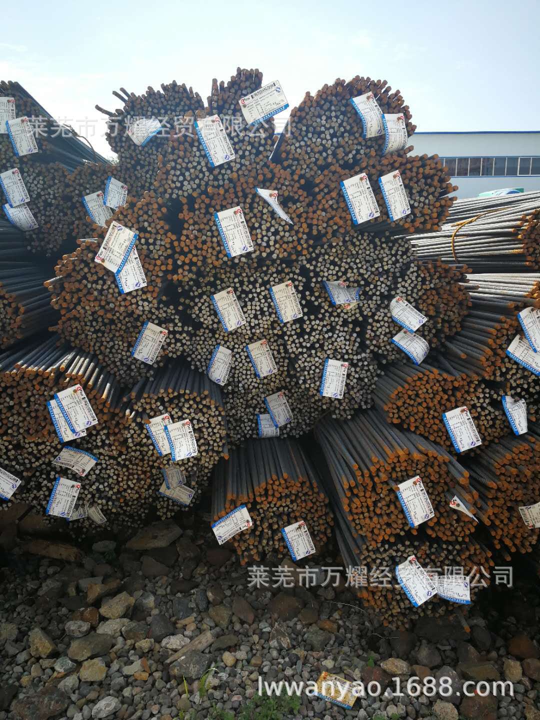 常年供应：莱钢抗震螺纹钢Φ32