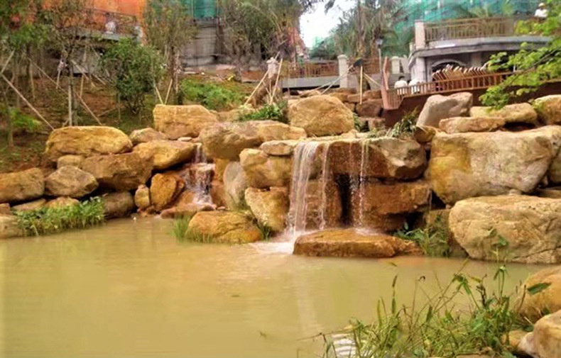 17高档黄蜡石驳岸效果