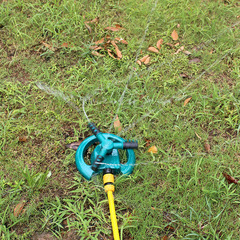 Landscape lawn irrigation plastic sprinkler with 360-degree rotating shower head, garden watering sprinkler