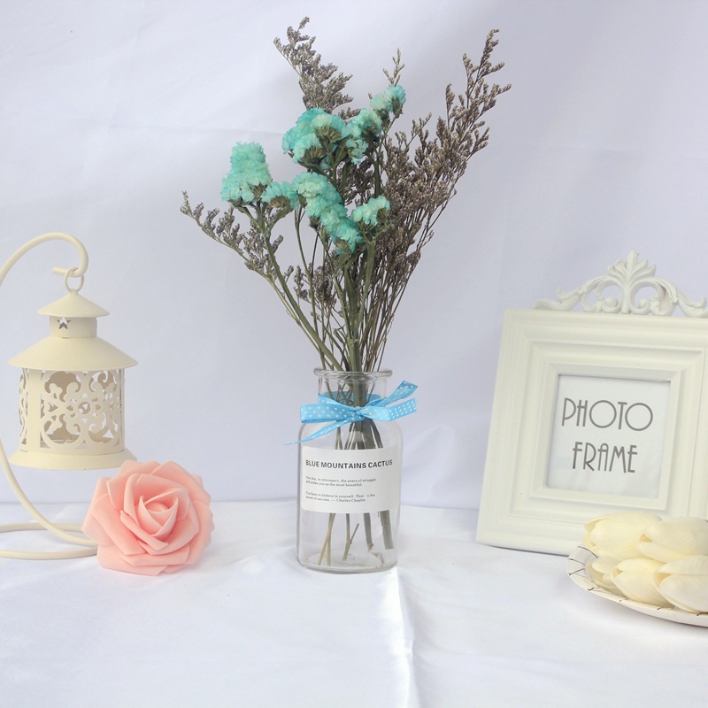 Accessoires photo style nordique : bouquet de fleurs séchées, fond mural, décoration intérieure, poses._voghion.com