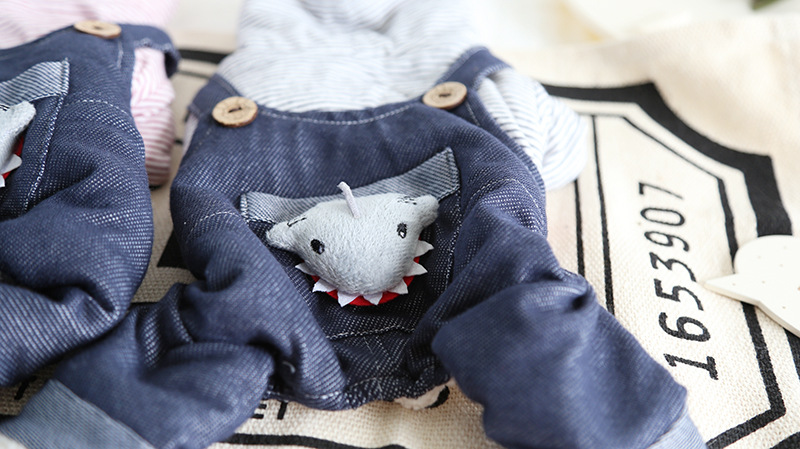 鲨鱼宝宝条纹带帽四脚衣