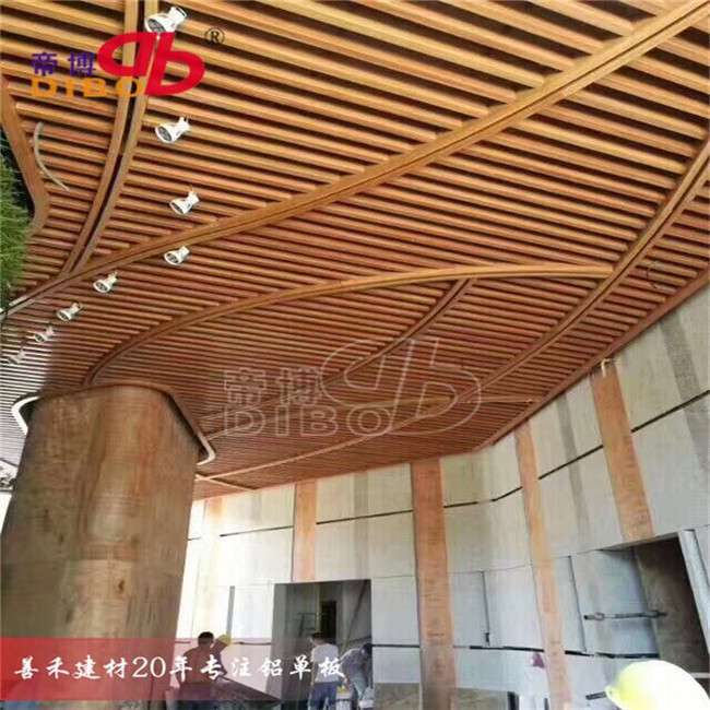 木纹铝方通弧形吊顶 铝板焊接弧形铝方通