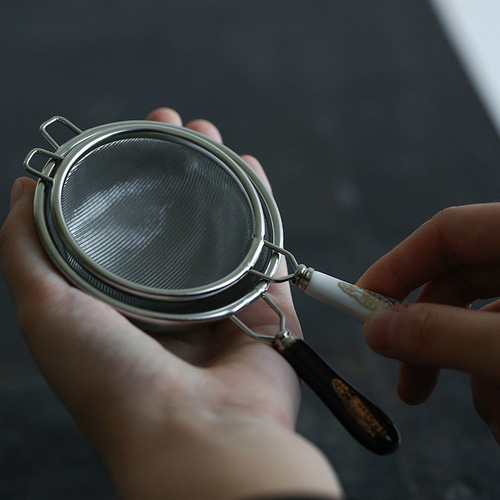 Manufacturer wholesale Japanese 304 stainless steel tea filter tea separator fine filter mesh tea strainer tea drain black and white handle size