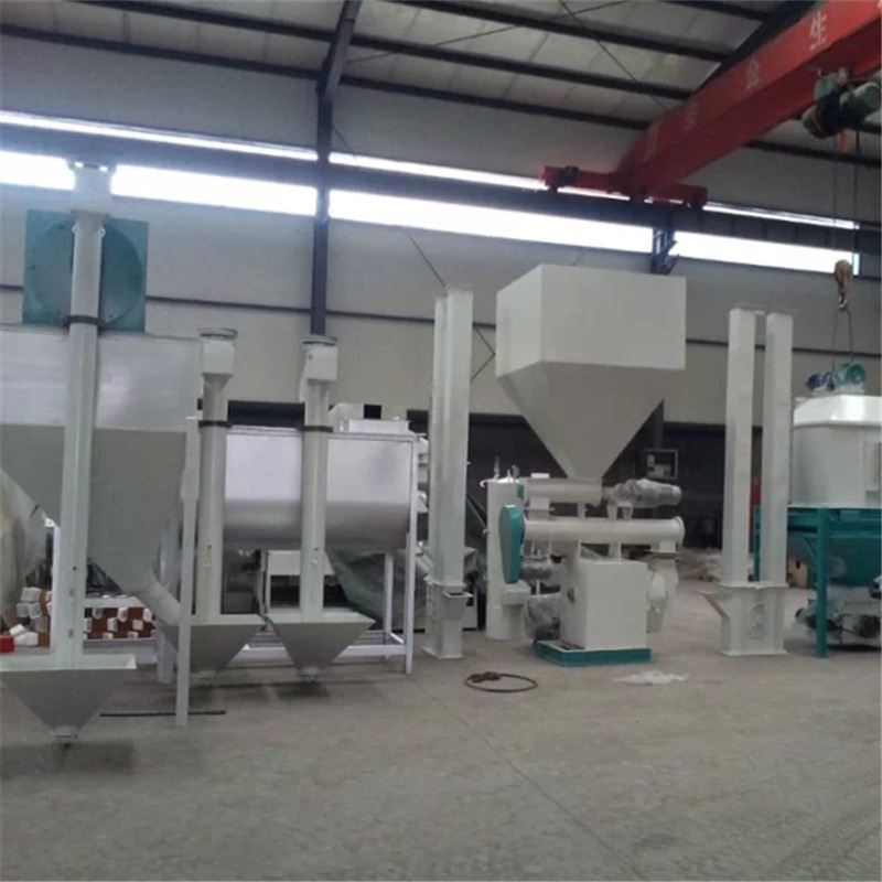 饲料生产加工机械厂家，时产1-2吨的畜禽饲料加工设备机组多少钱