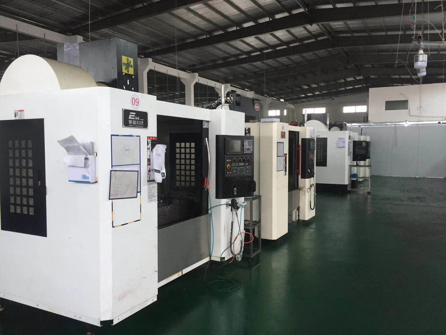 刚定下五金厂23台享誉VMC-850C带四轴CNC电脑锣加工中心