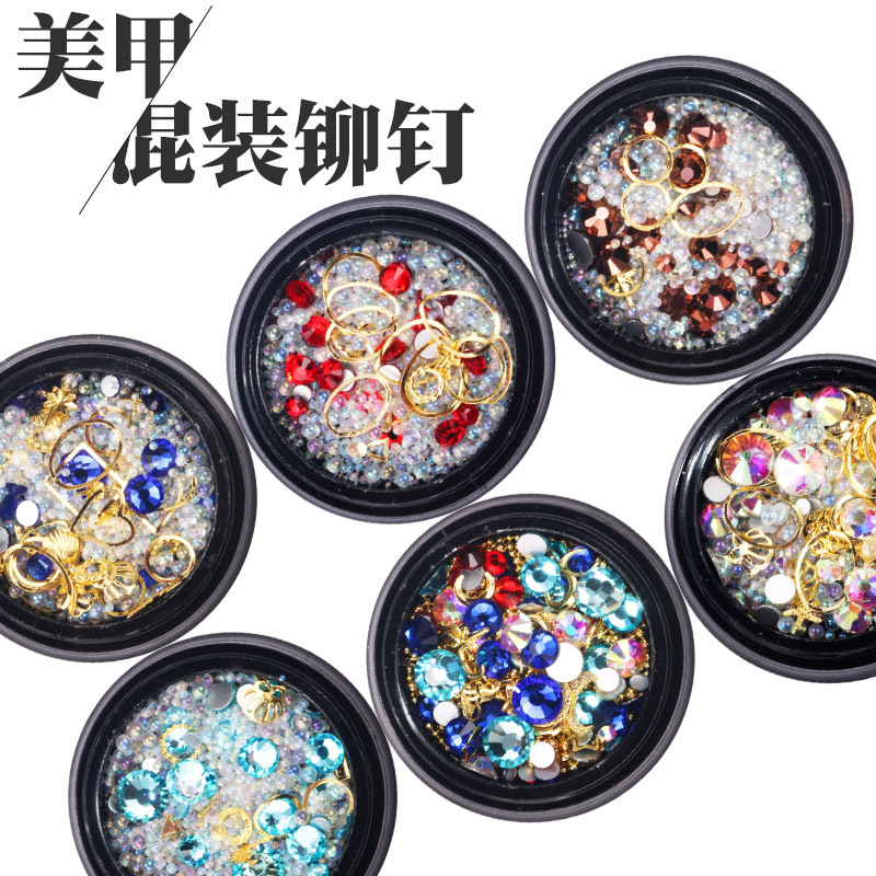 Joyas de belleza de uñas de la estrella y la luna, remaches de estampado de oro, bolas de acero mezcladas con anillo de metal, diamante de agua, diafragma de aleación hueca japonesa