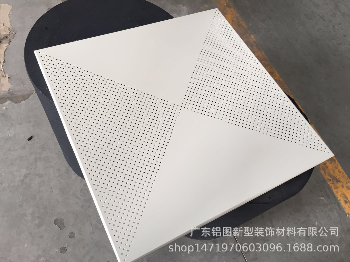 集成吊顶铝扣板厂家供应工程铝方板白色600*600穿孔铝天花板-阿里巴巴