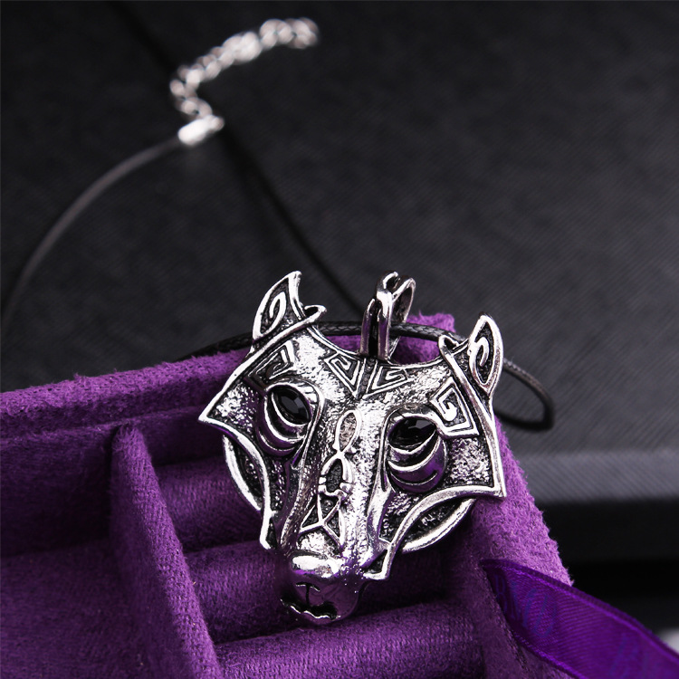 Collana con pendente testa di lupo uomo gioiello di tendenza_voghion.com