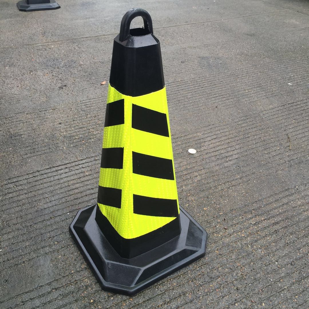 衢州银行商场门口禁止停车路障锥方尖碑橡胶路锥