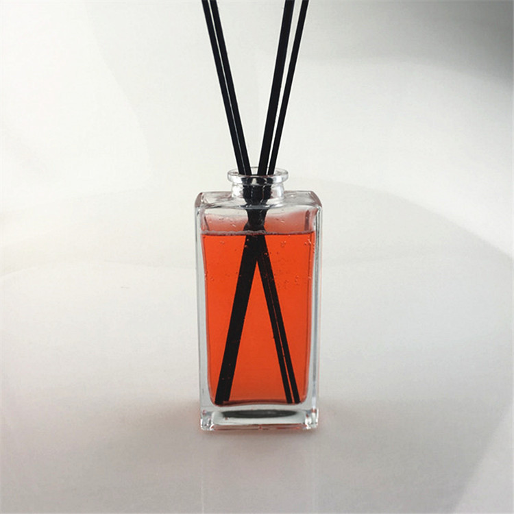 新款高白料玻璃瓶 150ml透明方形卡口香薰瓶
