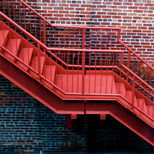 紅色外牆鐵藝樓梯戶外消防樓梯樓梯廠家設計直梯