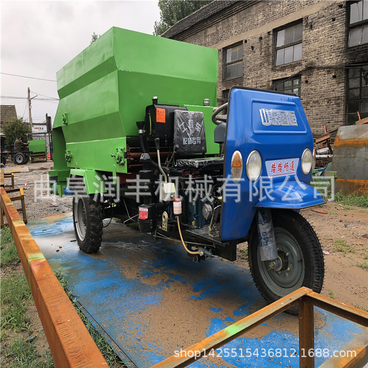 青贮草料喂料机 襄阳第三代撒料车
