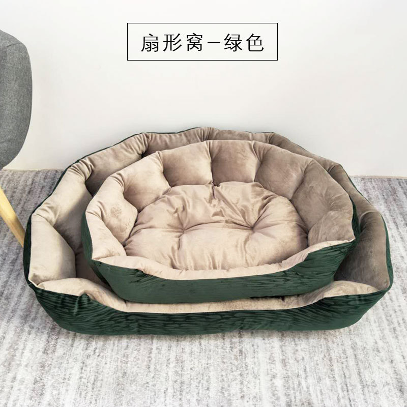 Тёмно-зелёное веерообразное гнездо.