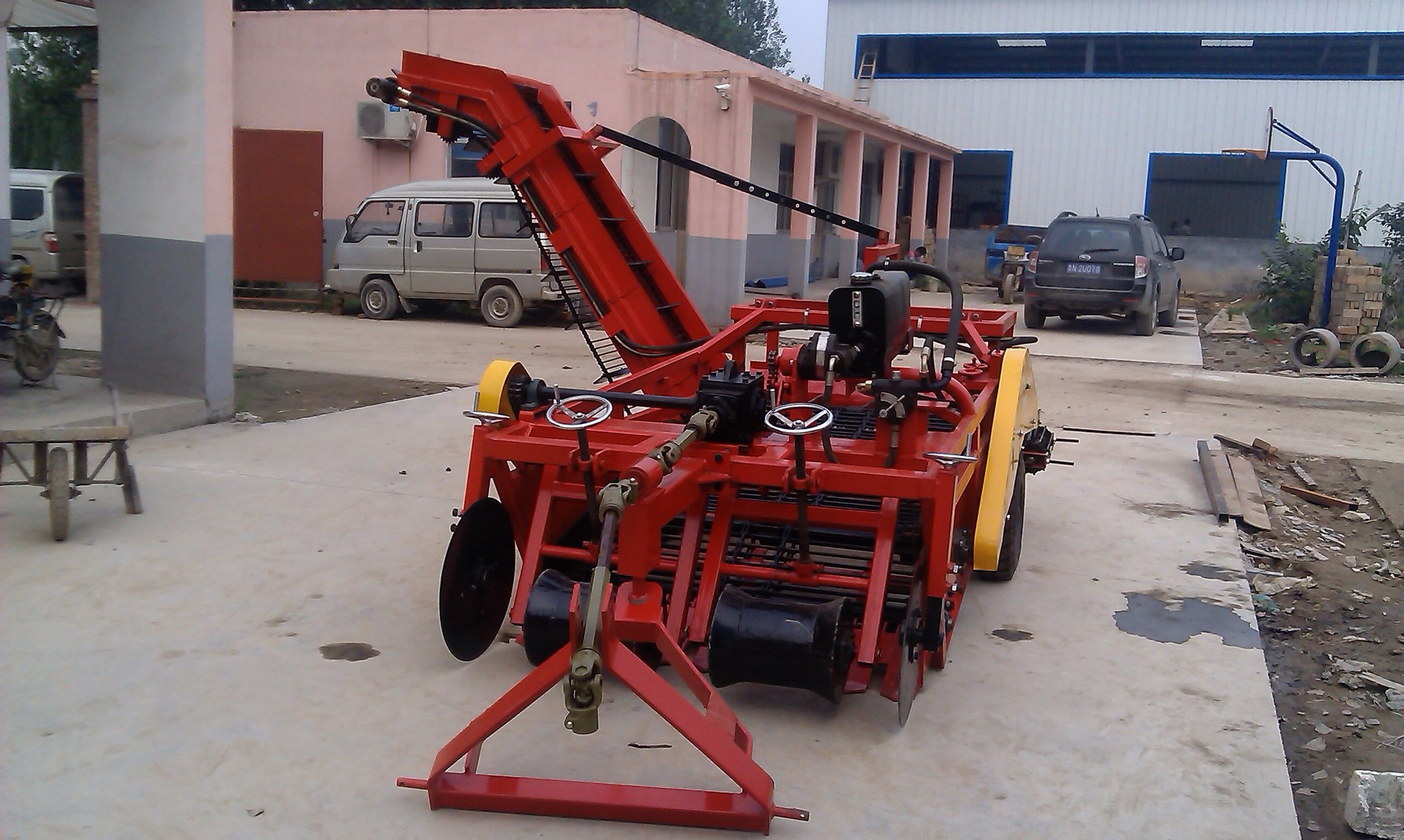 厂家供应收获机定制双行自卸车土豆收获机4U 3马铃薯收获机