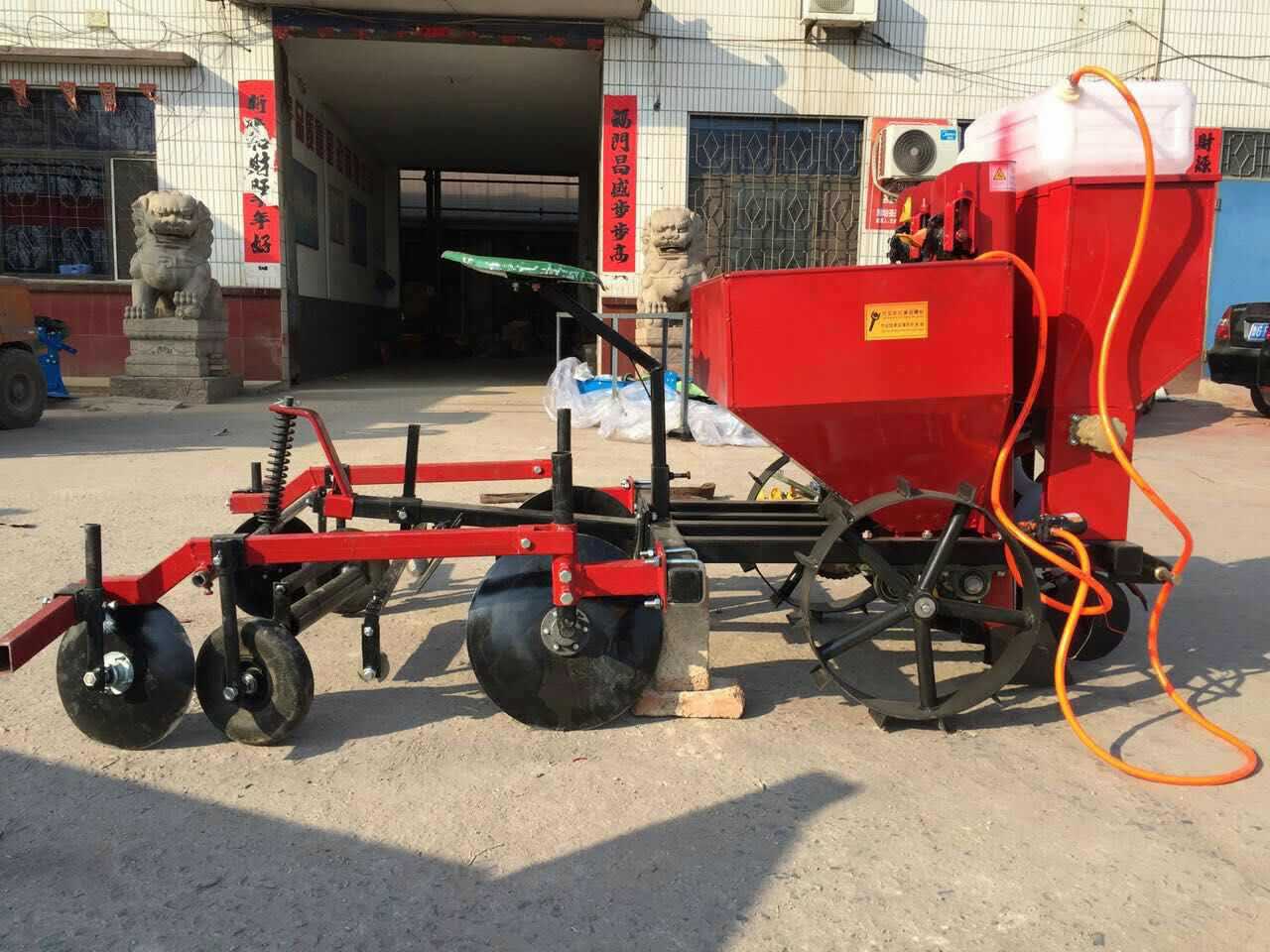 四轮马铃薯覆膜播种机一垄两行土豆播种机价格行情走势天津