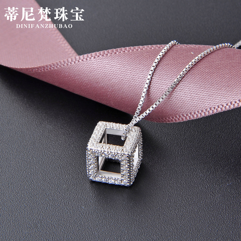 S925 collar cuadrado de plata de ley Luz de las mujeres diseño de nicho de lujo de alto grado temperamento tridimensional cubo colgante Cadena de clavícula